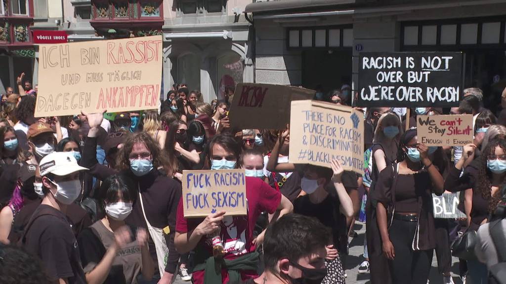 Anti-Rassimus: 1300 Demonstranten gehen in St.Gallen auf die Strasse