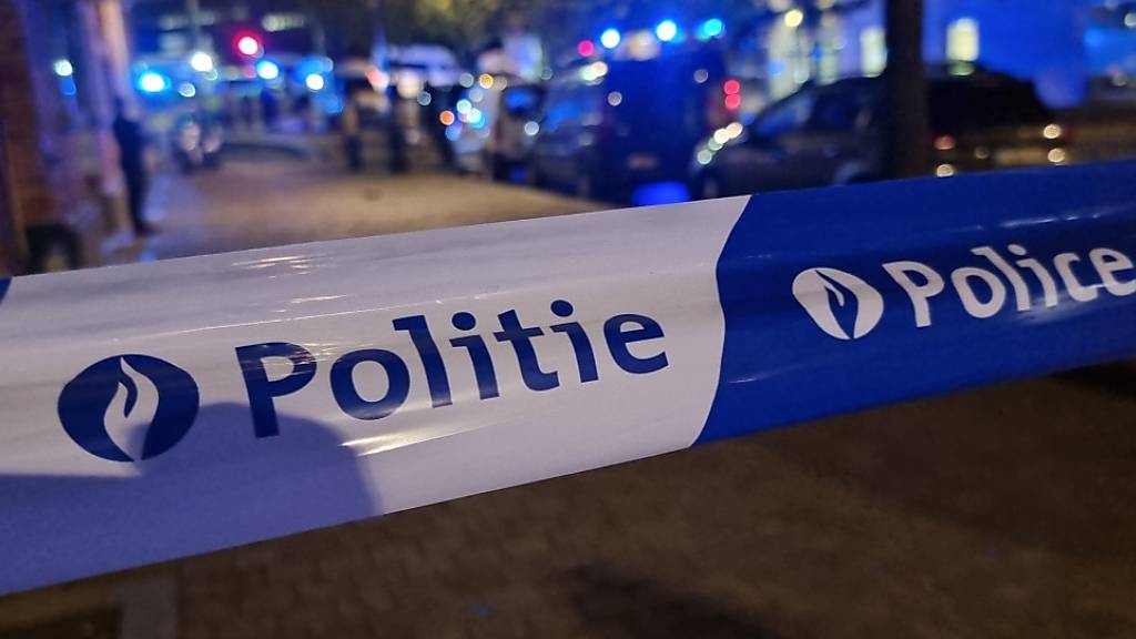 ARCHIV - Ein Absperrband der belgischen Polizei ist an einem Tatort zu sehen. Nach einer Razzia im Drogenmilieu stehen zwei Polizisten im Verdacht, sich an einer kriminellen Organisation beteiligt haben. Foto: Hatim Kaghat/Belga/dpa