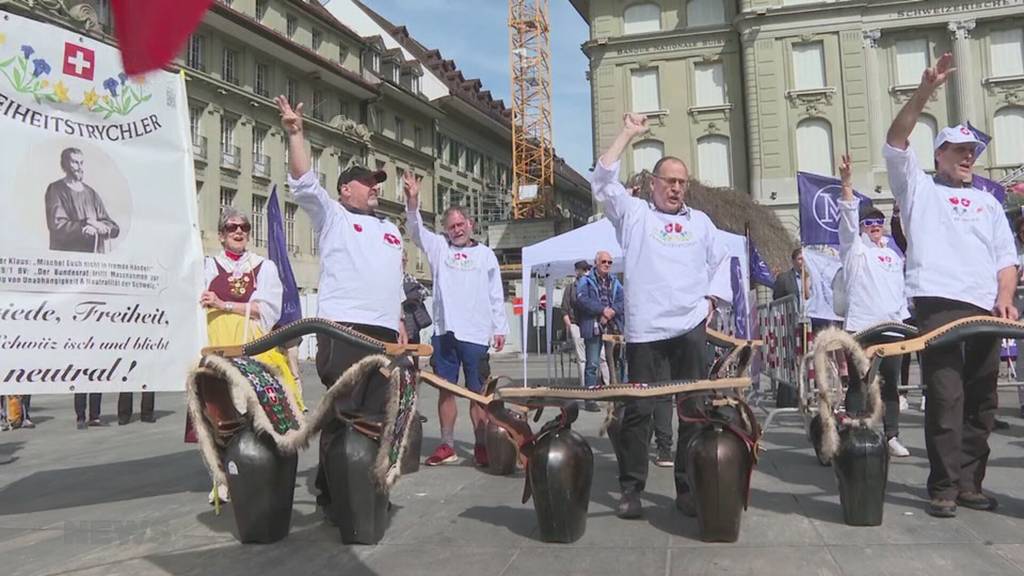 Mehrere Hundert demonstrieren gegen WHO-Abkommen in Bern
