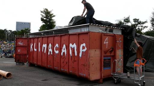 Klima-Aktivisten bauen Zeltlager auf Hardturm-Brache auf