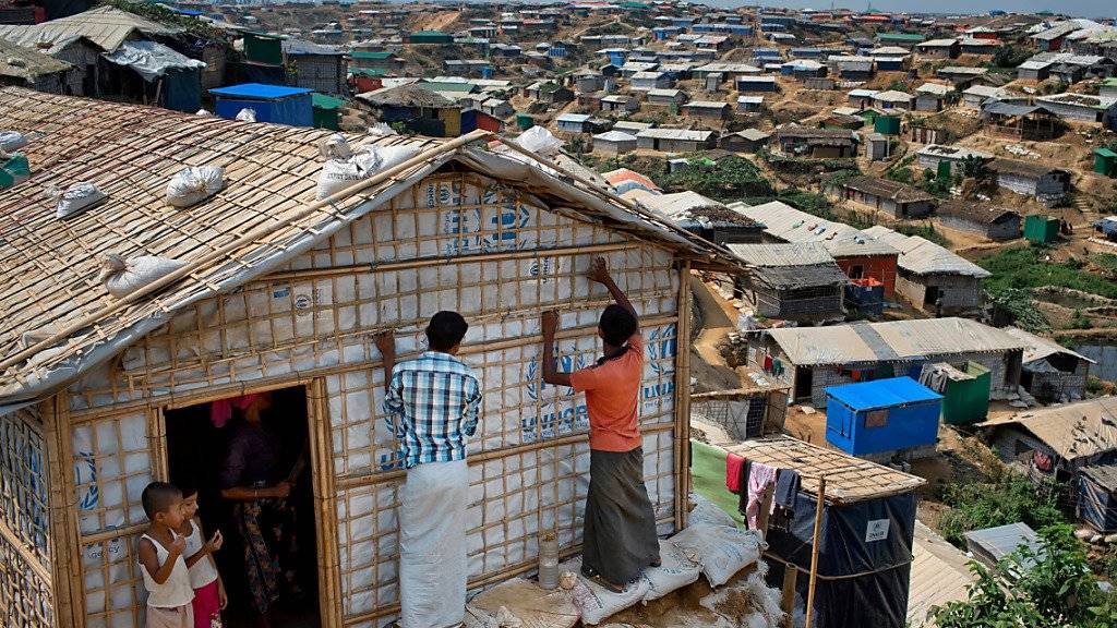 Rohingya-Flüchtlinge bereiten sich in Bangladesch auf die bevorstehende Monsun-Zeit vor. (Archivbild)