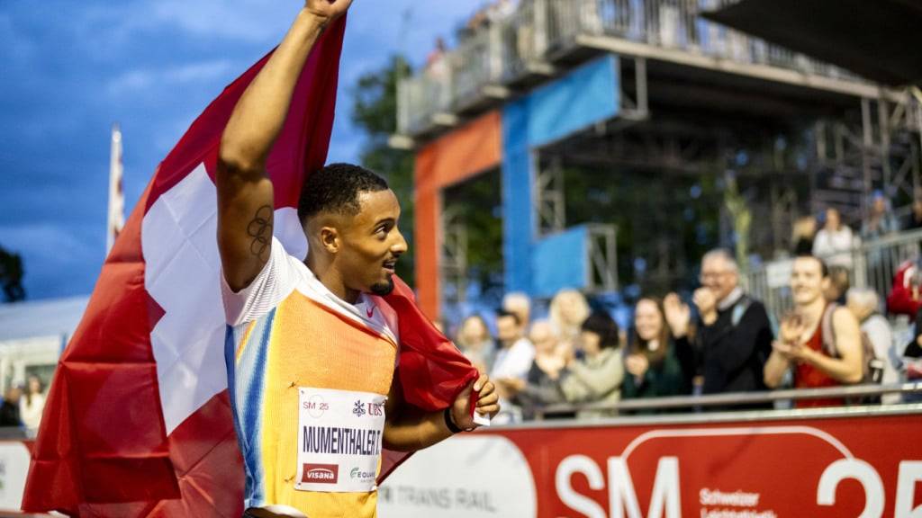 Timothé Mumenthaler jubelt am Samstag nach dem Sieg im 100-m-Final