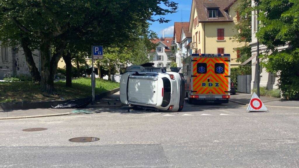 83-Jähriger fährt in Zug mit Auto gegen eine Mauer