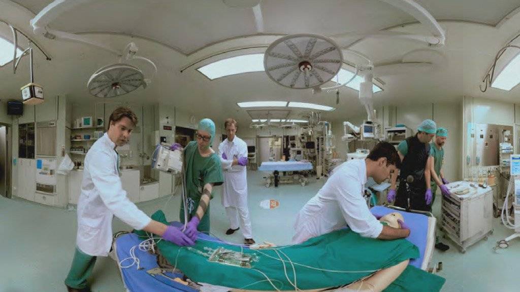 Ärzte kämpfen um das Bein eines Schwerverletzten - und werden dabei in der 360-Grad-Perspektive gefilmt. Das Resultat und mehr ist im Bourbaki Panorama zu sehen.
