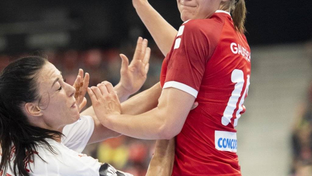 WM-Traum geplatzt: Die Schweizer Handballerinnen, hier mit Daphne Gautschi (rechts), waren auch im Barrage-Rückspiel gegen die favorisierten Däninnen chancenlos
