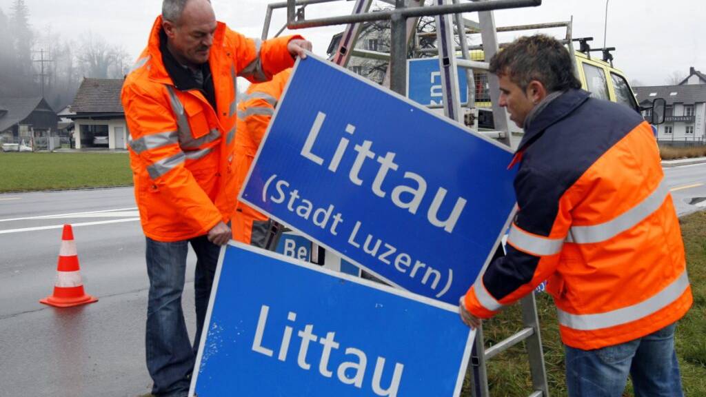 Die Gemeindetafeln wurden im Dezember 2009 pünktlich auf die Fusion von Luzern und Littau per 2010 ausgetauscht. Nun wird mit der BZO die letzte Pendenz aus der Fusion erledigt. (Archivaufnahme)