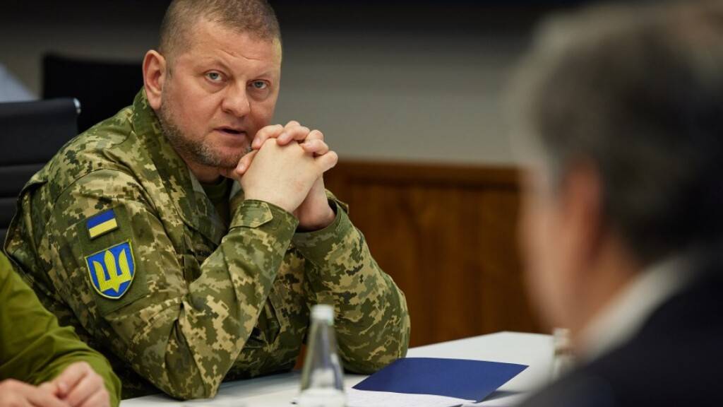 ARCHIV - Walerij Saluschnyj, Oberkommandierender der ukrainischen Streitkräfte, bei einem Treffen mit US-Außenminister Blinken, US-Verteidigungsminister Austin und dem ukrainischen Präsidenten Selenskyj in Kiew. Foto: -/Ukrainian Presidency/dpa - ACHTUNG: Nur zur redaktionellen Verwendung im Zusammenhang mit der aktuellen Berichterstattung und nur mit vollständiger Nennung des vorstehenden Credits