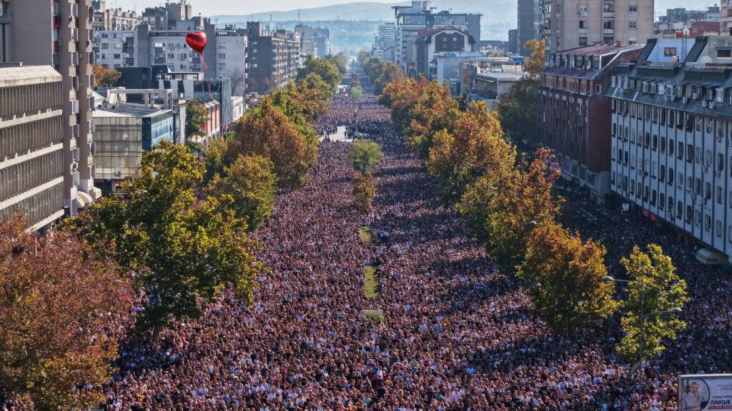 dpatopbilder - Menschen füllen die Straßen in der Nähe des Bahnhofs am ersten Jahrestag der Bahnhofskatastrophe in Novi Sad. Bei einem Dacheinsturz des Bahnhofs Novi Sad am 1. November 2024 kamen 16 Menschen ums Leben. Foto: Armin Durgut/AP/dpa