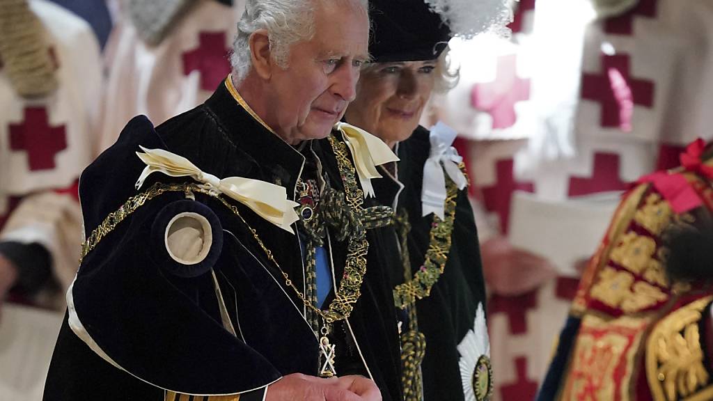 Der britische König Charles III. (l) und Königin Camilla treffen in der St. Giles' Cathedral zum nationalen Dankes- und Weihegottesdienst und zur Verleihung der schottischen Ehrenzeichen ein. Foto: Jonathan Brady/Pool PA/AP/dpa