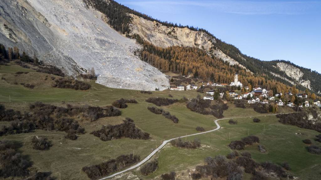 Das Bündner Dorf Brienz/Brinzauls vor dem aktuellen Bergsturz. Gut sichtbar ist der gewaltige Schuttkegel des ersten Bergsturzes vom Juni 2023. (Archivbild)