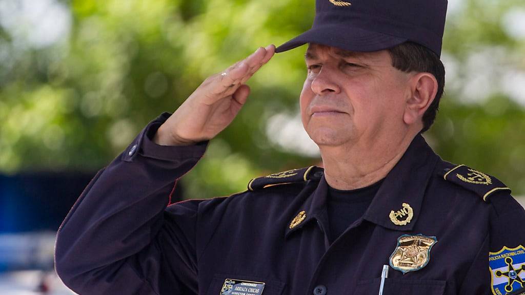 ARCHIV - El Salvadors nationaler Polizeidirektor Mauricio Arriaza salutiert. Foto: Moises Castillo/AP/dpa