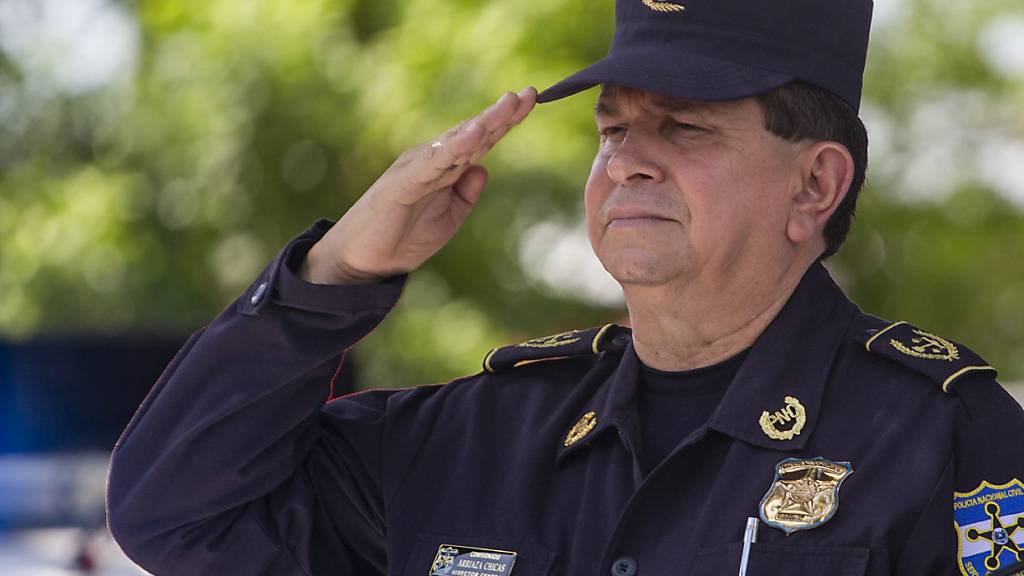 ARCHIV - El Salvadors nationaler Polizeidirektor Mauricio Arriaza salutiert. Foto: Moises Castillo/AP/dpa