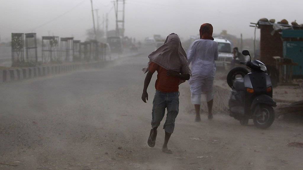 Gesichtsschutz gegen Staub und Sand, die in Indien von starken Winden aufgewirbelt werden. Im Norden Indiens kam fast 100 Personen bei Sandstürmen ums Leben. (Archiv)