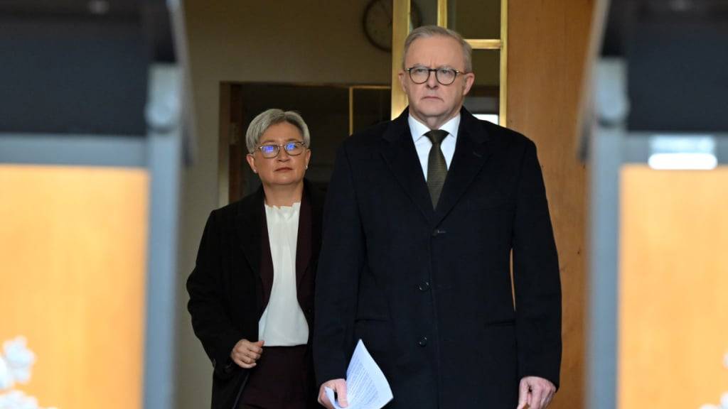 Australiens Außenministerin Penny Wong (l) und Premierminister Anthony Albanese treffen zu einer Pressekonferenz im Parlamentsgebäude in Canberra ein. Nach Frankreich und Kanada will auch Australien Palästina als Staat anerkennen. Foto: Mick Tsikas/AAP/dpa