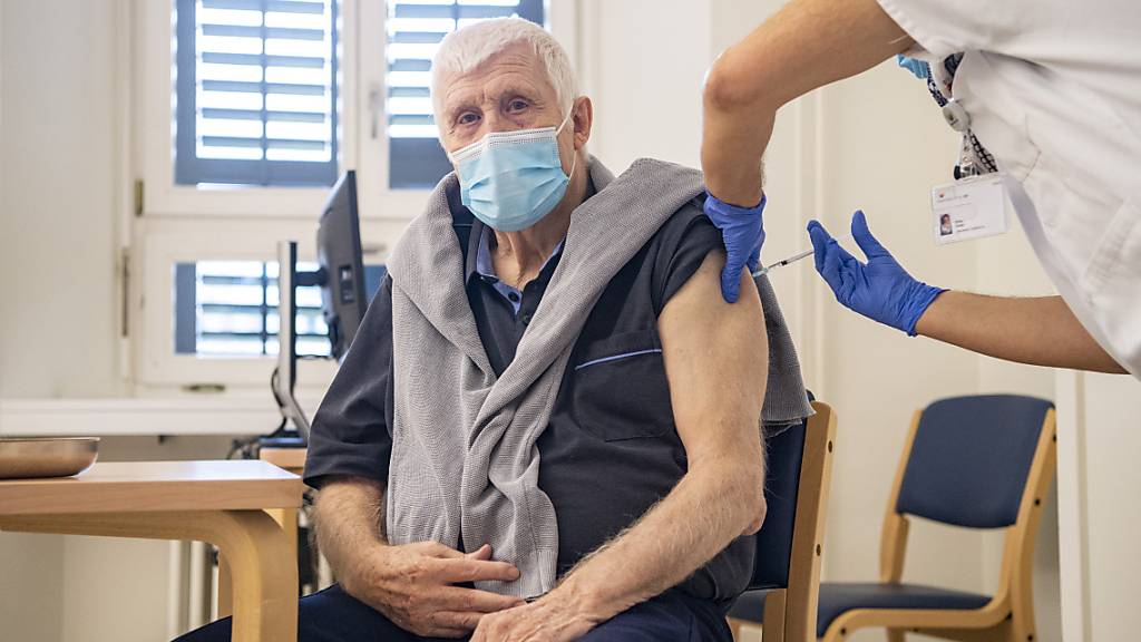 Der 80-jährige Der 80-jährige Max Clapasson aus Altdorf wurde am Montag als erste Person im Kanton Uri gegen Corona geimpft.