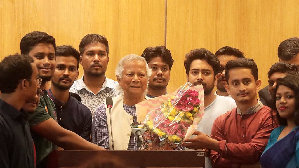 Muhammad Yunus ist in Bangladesch eingetroffen, um nach dem Rücktritt der autoritären Ministerpräsidentin Hasina eine Übergangsregierung zu leiten. Foto: Ahadul Karim Khan/AP/dpa