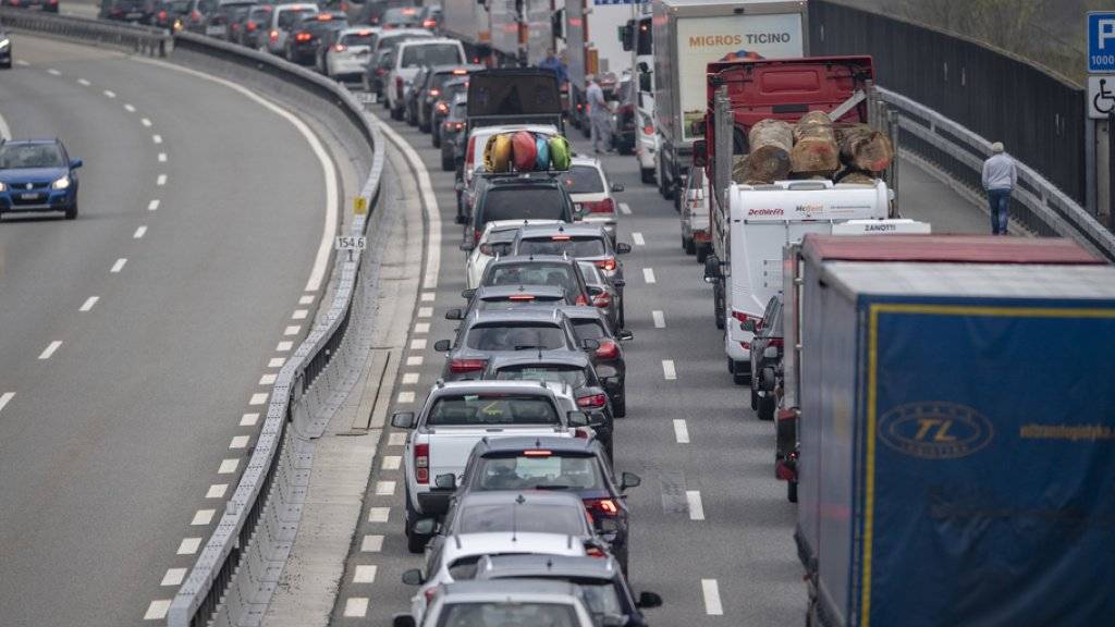 Über 14 Kilometer Stau vor dem Gotthard-Tunnel - FM1Today