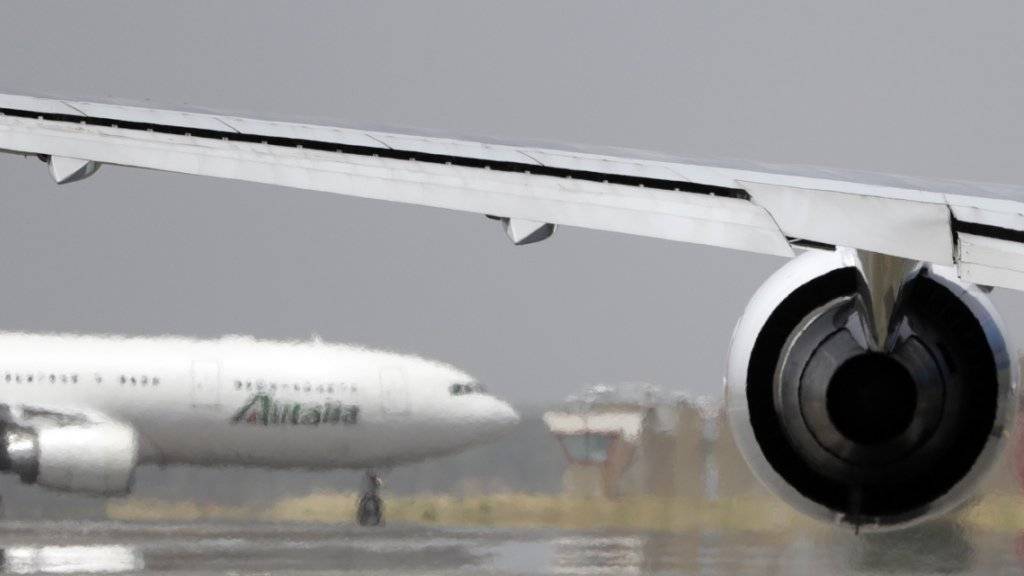 Rom stellt die angeschlagene Fluglinie Alitalia nun offiziell zum Verkauf. (Archivbild)