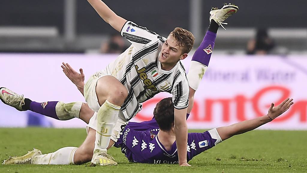 Ausgerechnet die formschwache Fiorentina bringt Meister Juventus zu Fall: Torschütze Dusan Vlahovic im Zweikampf mit Juve-Verteidiger Matthijs de Ligt