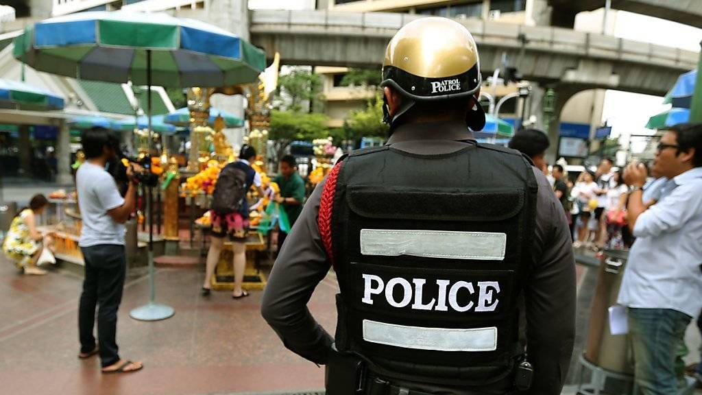 Polizeipatrouille in Thailands Hauptstadt Bangkok: Erneut sind in Thailand zwei Bomben hochgegangen. Bei einem Hotel in Pattani im Süden des Landes starb mindestens ein Mensch, 30 weitere wurden verletzt. (Archivbild)