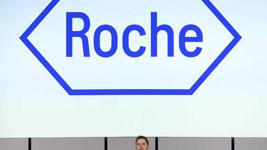 Der Pharmakonzern Roche hat 2023 einen Umsatzrückgang um 7 Prozent auf 58,7 Milliarden Franken verbucht. Der Reingewinn sank laut den Angaben vom Donnerstag um 9 Prozent auf 12,4 Milliarden Franken. (Archivbild)