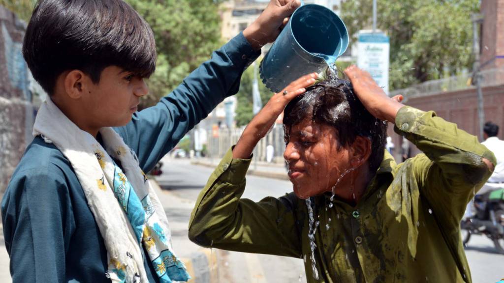 ARCHIV - Ein Junge wäscht sich den Kopf, um sich an einem heißen Sommertag abzukühlen. Wegen extrem hoher Temperaturen um die 50 Grad Celsius haben die Behörden Pakistans am Montag eine Hitzewarnung für Schwangere und ältere Menschen ausgesprochen. Foto: Ppi/PPI via ZUMA Press Wire/dpa