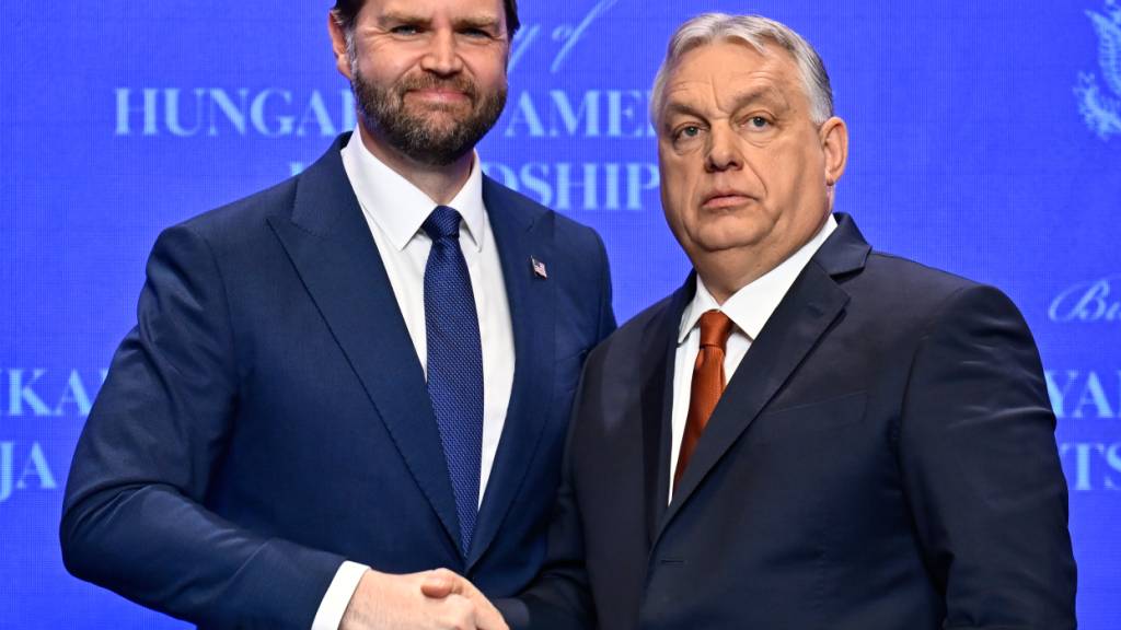 US-Vizepräsident JD Vance (l) schüttelt dem ungarischen Ministerpräsidenten Viktor Orban die Hand. Foto: Denes Erdos/AP/dpa