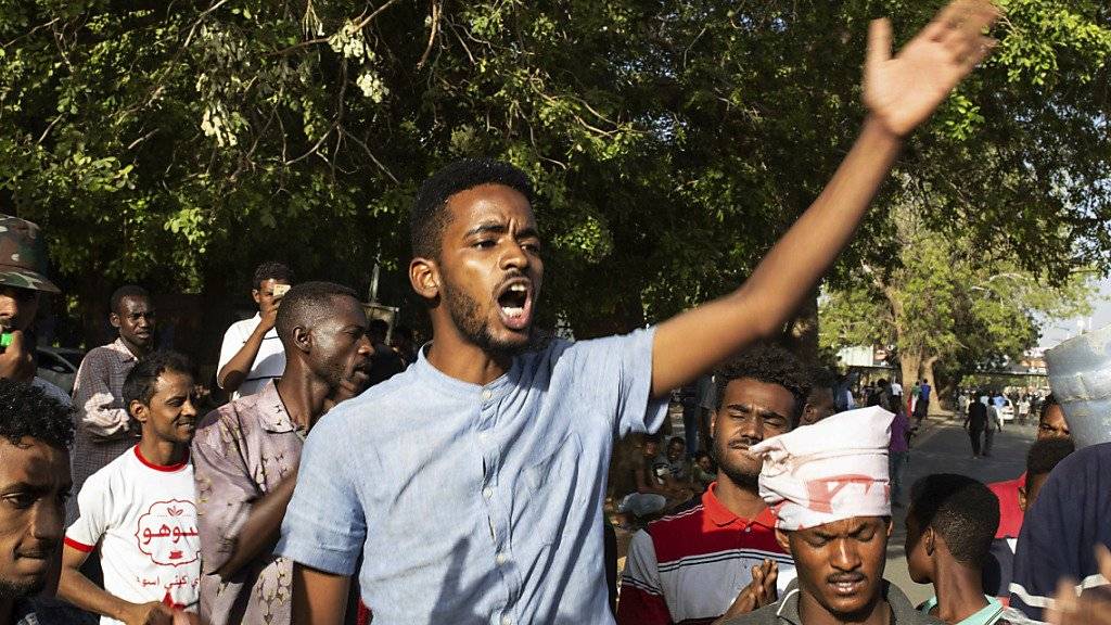 Nach der Einigung des Militärs und der Opposition im Sudan auf eine Teilung der Macht ist die Gewalt am Montagabend wieder aufgeflammt.