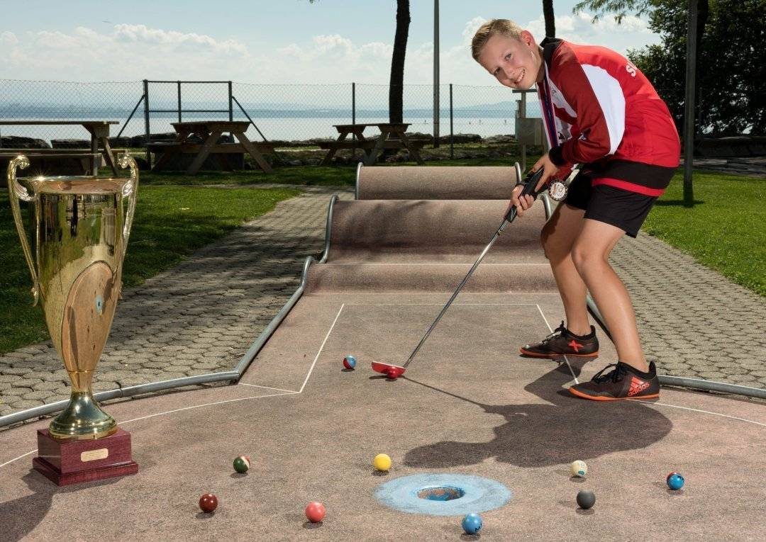 Er begeistert auf Tiktok ein Millionenpublikum mit seinen Minigolf-Skills.