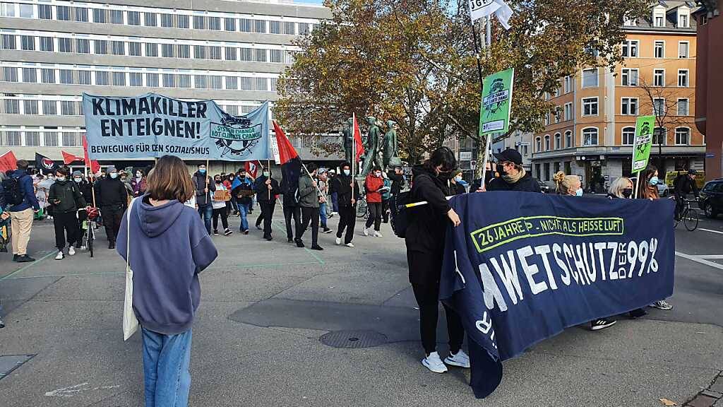 In Zürich haben sich am Samstag rund 150 Personen aus dem Umfeld der Klimabewegung auf dem Helvetiaplatz versammelt.