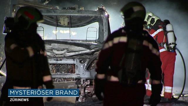 Lieferwagen brennt in Bülach aus