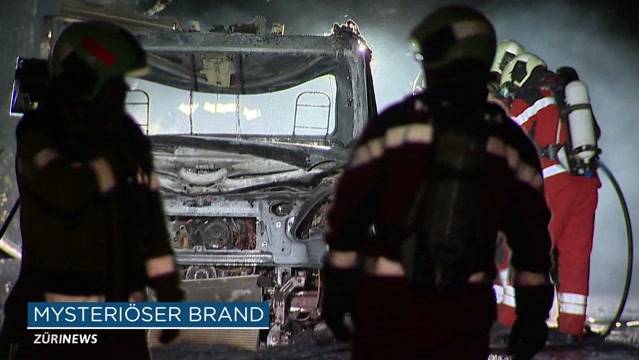 Lieferwagen brennt in Bülach aus