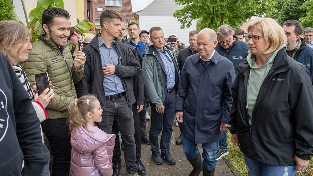 dpatopbilder - Bundeskanzler Olaf Scholz (SPD) und Ministerpräsidentin Anke Rehlinger (SPD) besuchen den vom Hochwasser betroffene Ort Kleinblittersdorf und reden mit Anwohnern. Foto: Harald Tittel/dpa