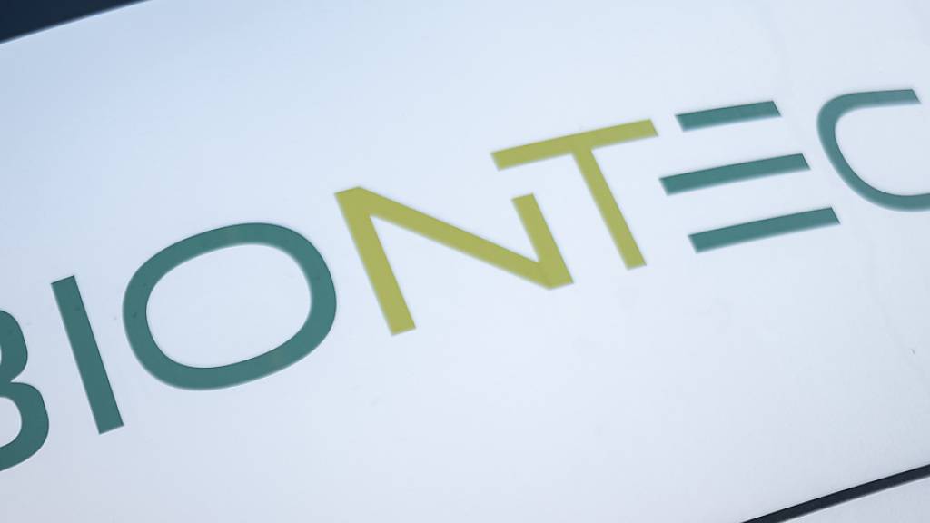 Das Biontech-Logo steht auf einem Schild. Der Corona-Impfstoffhersteller Biontech stellt seine Umsatzzahlen für das 3. Quartal 2021 vor. Foto: Sebastian Gollnow/dpa