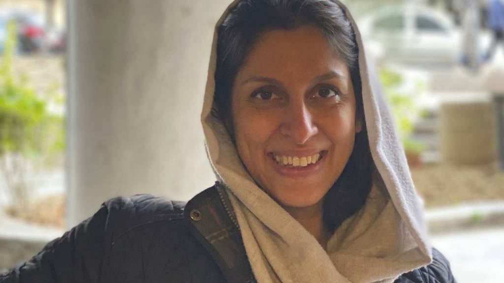 HANDOUT - In diesem von ihrer Familie veröffentlichten Foto lächelt die britisch-iranische Entwicklungshelferin Nazanin Zaghari-Ratcliffe, nachdem sie aus dem Hausarrest entlassen wurde. Foto: Zaghari Family/AP/dpa - ACHTUNG: Nur zur redaktionellen Verwendung im Zusammenhang mit der aktuellen Berichterstattung und nur mit vollständiger Nennung des vorstehenden Credits