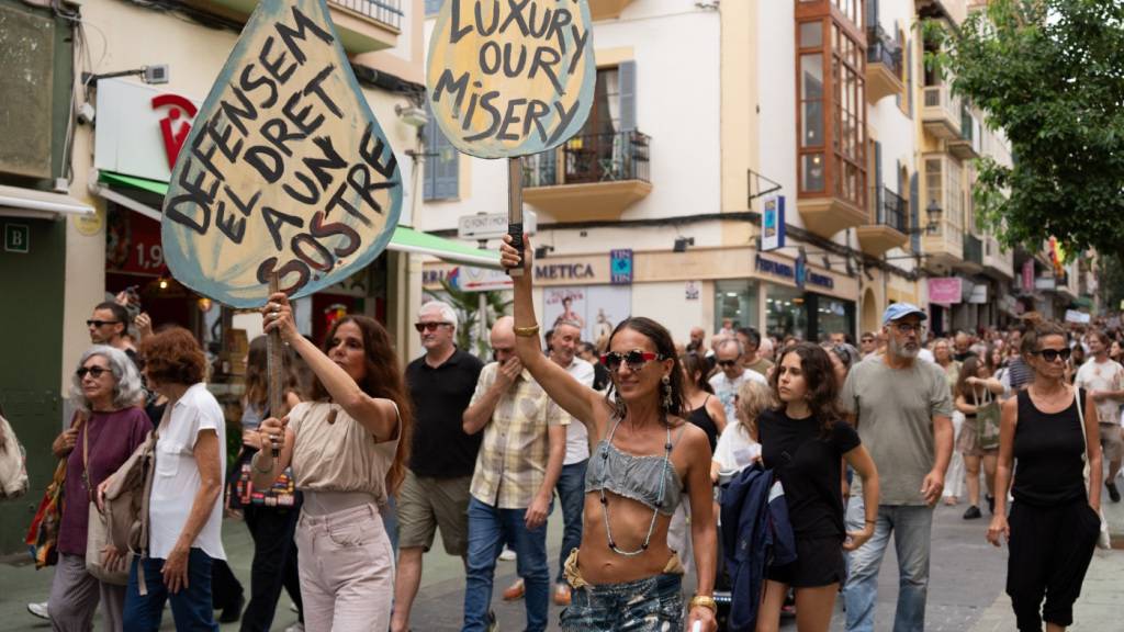 Menschen protestieren bei einer Demonstration gegen hohe Mieten und Wohnungsnot. Foto: Javier Fernández/EUROPA PRESS/dpa