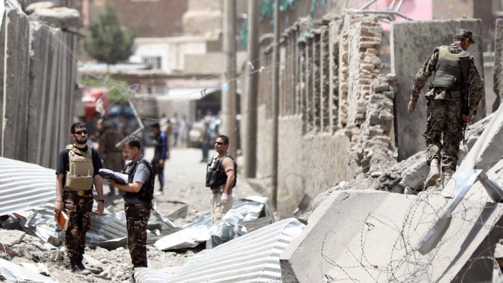 Durch die Wucht der Autobombe wurden in Kabul eine Polizeistation und zahlreiche Gebäude in der Umgebung zerstört.