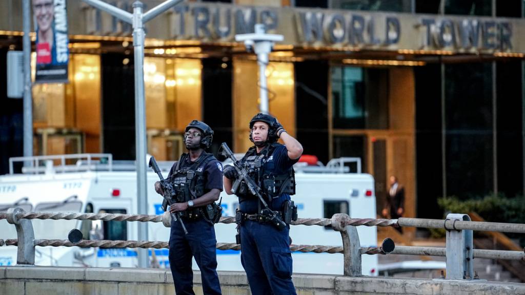 Schwer bewaffnete Polizisten stehen auf der Straße vor dem «The Trump World Tower». Foto: Kay Nietfeld/dpa