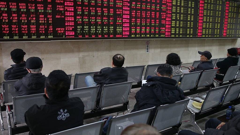Chinesische Investoren beobachten die Entwicklung der Kurse an der chinesischen Börse. Chinesische Behörden haben in ihrem Kampf gegen Schattenbanken in China Fälle von Geldwäsche und illegalen Finanztransfers im Volumen von etwas 117 Milliarden Euro entdeckt, so Medienberichte.