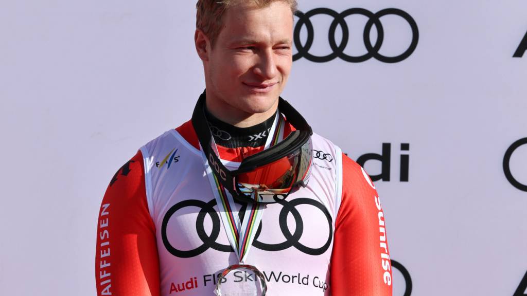Ein gequältes Lächeln bei der Siegerehrung: Marco Odermatt mit der Medaille für den 2. Platz in der Disziplinenwertung