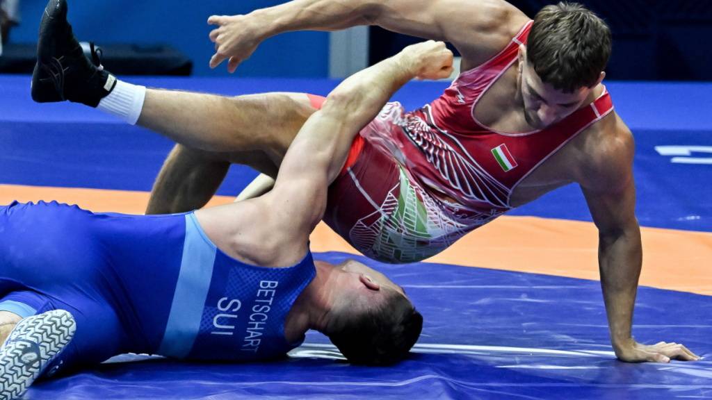Starker Auftritt, nicht mit Medaille belohnt: der Schweizer Ringer Ramon Betschart (im blauen Dress) im Kampf gegen Erik Szilvassy