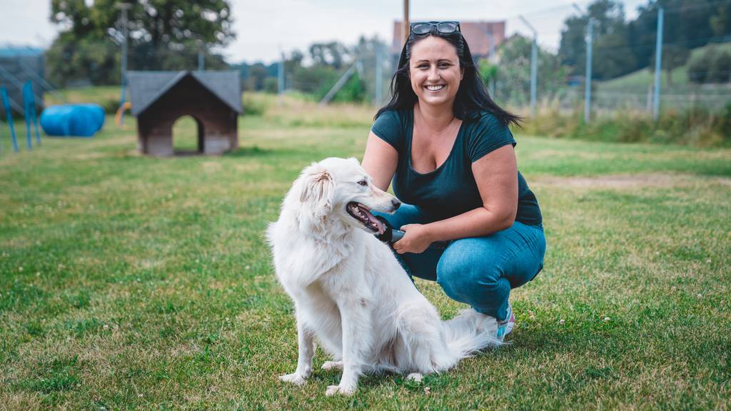 Nina Roost besucht das Tierheim Pfötli