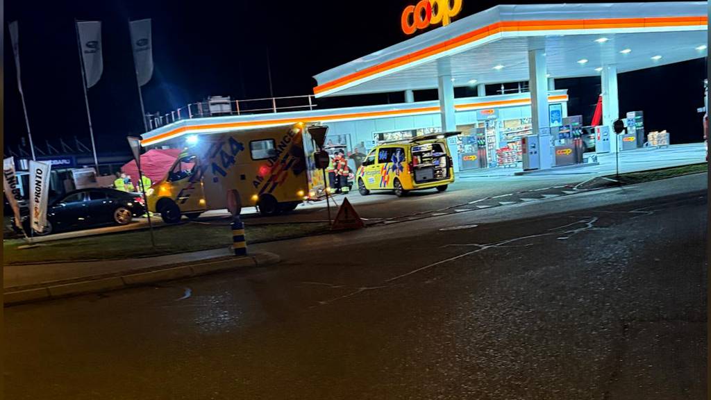 Eine Person stirbt nach Streit – wenige hundert Meter entfernt verunfallt Autofahrer
