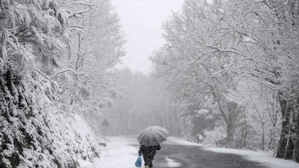 Eine Frau auf dem Weg in die nordostspanische Ortschaft Montederramo. In Spanien fiel die Schneefallgrenze auf 200 Meter.