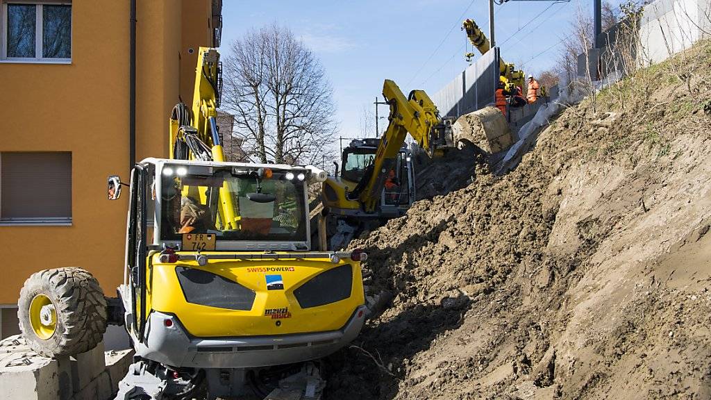 Die Bauarbeiten nach einem Erdrutsch an der Bahnlinie zwischen Lausanne und Vevey sind erst nach dem Wochenende abgeschlossen.