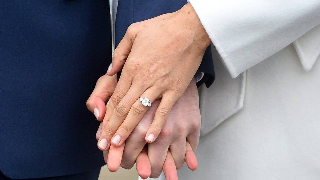 Diesen Ring, mit Diamanten aus der Sammlung von Prinzessin Diana, hat Prinz Harry selbst entworfen. (Bild: Keystone)