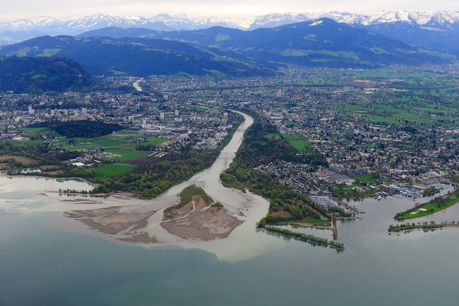 Mündung der Bregenzer Ache in den Bodensee. Bild: Wikipedia
