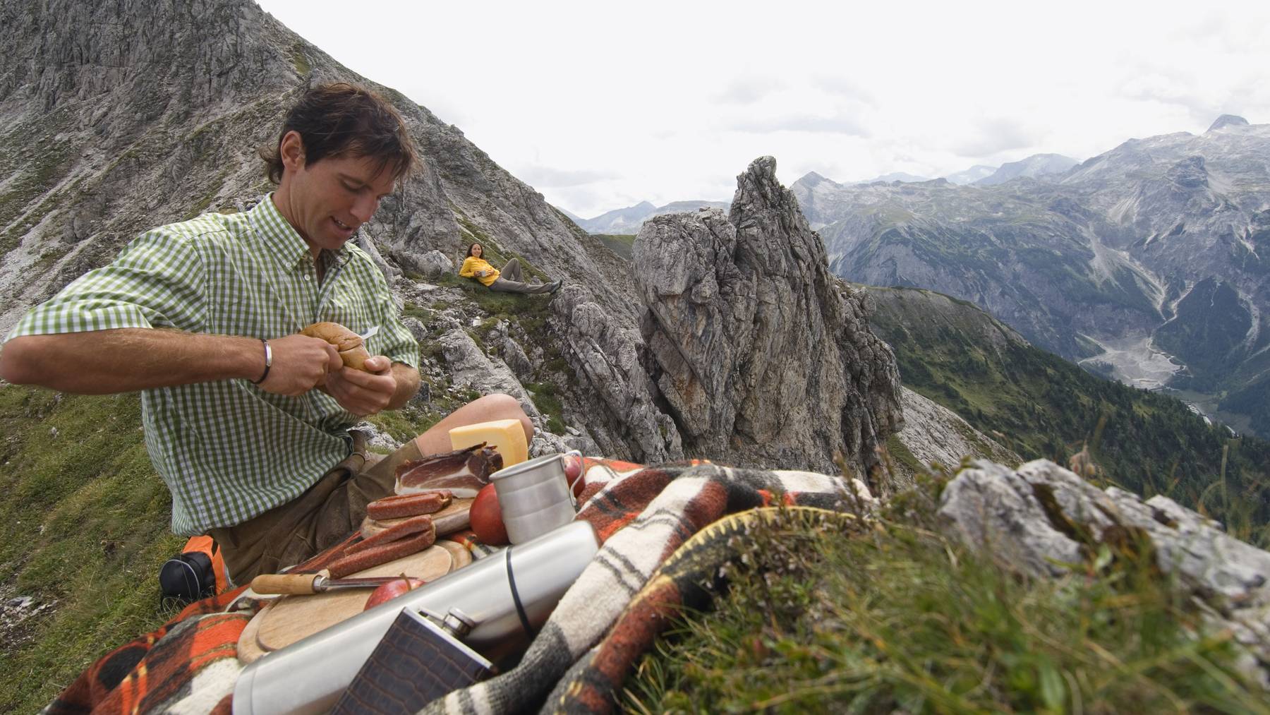 Dieser Mann isst Landjäger und Brot - Picknicken auf dem Gipfel geht aber noch viel ausgeflippter. 