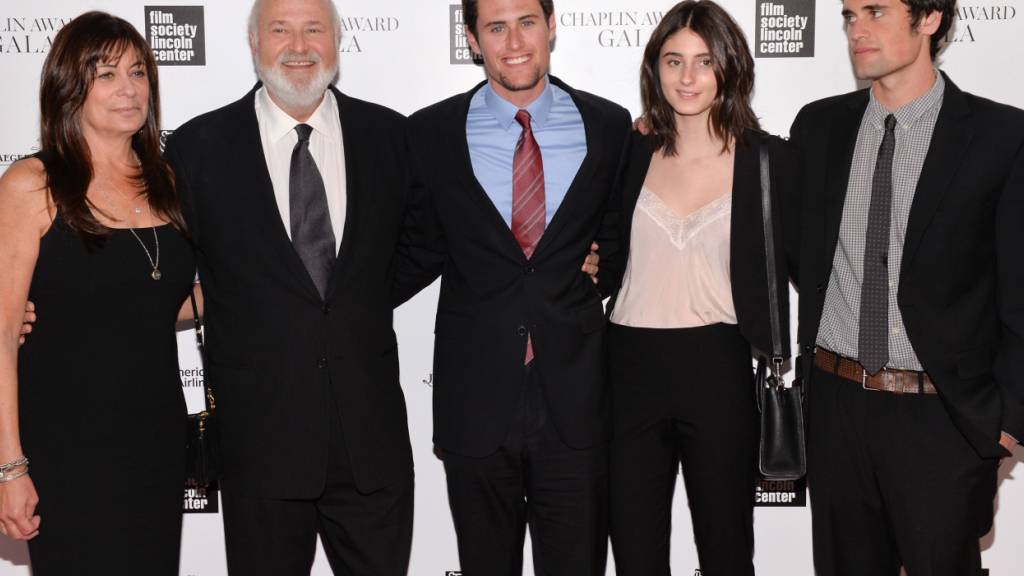 ARCHIV - Preisträger Rob Reiner (2.v.l) steht mit seiner Frau Michele (l) und den Kindern Jake (M), Romy (2.v.r) und Nick bei der 41. jährlichen Chaplin Award Gala in der Avery Fisher Hall zusammen. Nach dem Tod von «Harry und Sally»-Regisseur Rob Reiner und seiner Frau Michele ist der gemeinsame Sohn Nick Reiner festgenommen worden. Er werde verdächtigt, seine Eltern umgebracht zu haben, teilte der Polizeichef von Los Angeles, McDonnell, bei einer Pressekonferenz mit. (zu dpa: «Mordanklage: Sohn von Regisseur Reiner weist Schuld zurück») Foto: Evan Agostini/Invision/AP/dpa