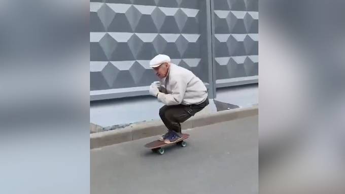 73-Jähriger kurvt auf dem Skateboard durch St. Petersburg